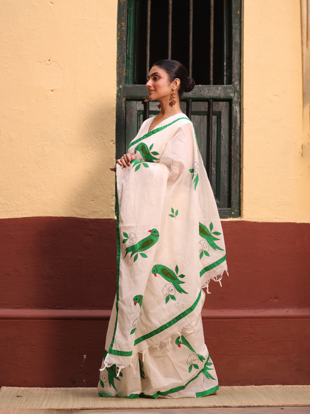Tia Pakhi Applique Saree